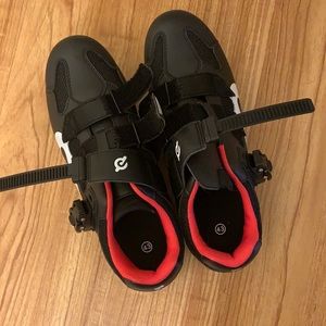 Worn 1x peloton cycling shoes.